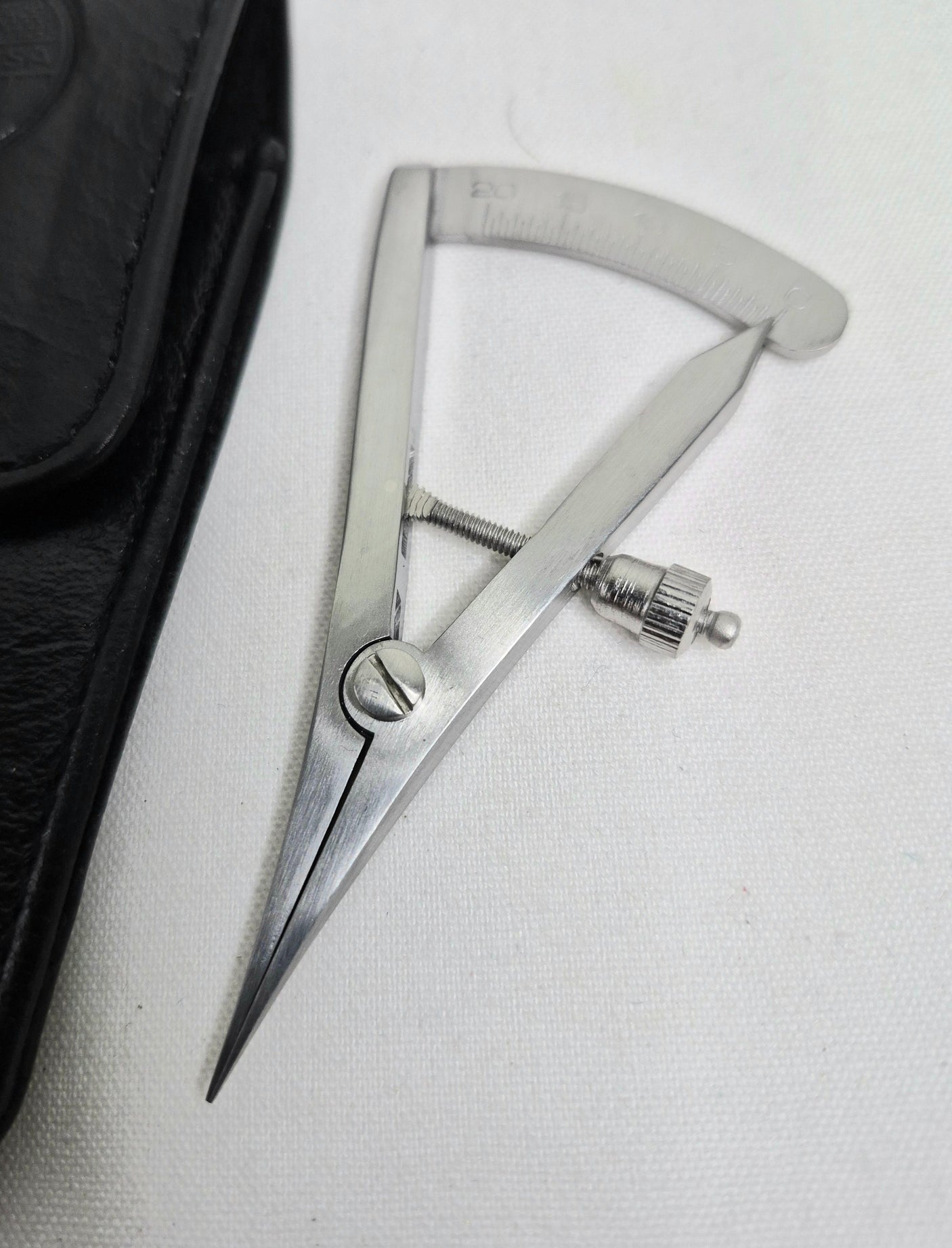 Castroviejo Caliper (measuring gauge)