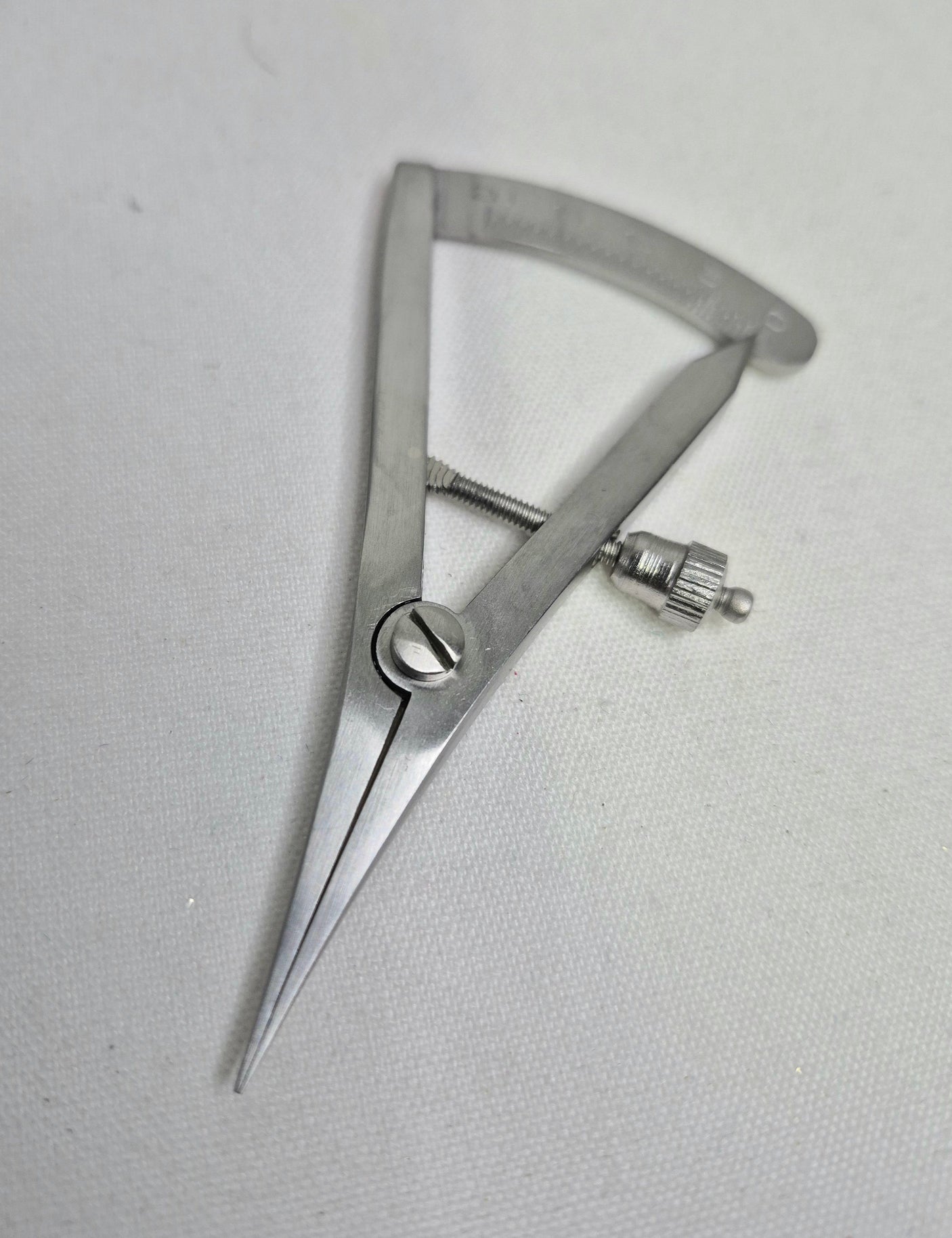 Castroviejo Caliper (measuring gauge)