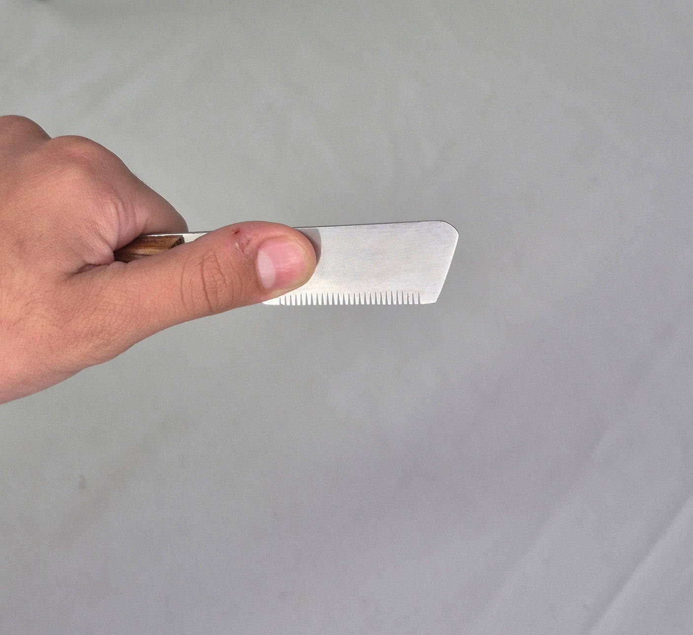 Left handed pet stripping knife (fine teeth)